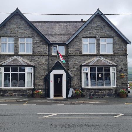 Y Griffin Hotel Penrhyndeudreath ภายนอก รูปภาพ