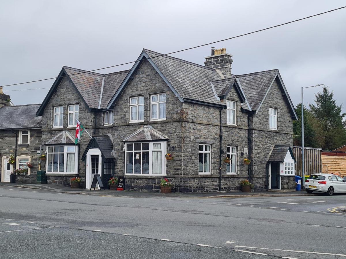 Y Griffin Hotel Penrhyndeudreath ภายนอก รูปภาพ