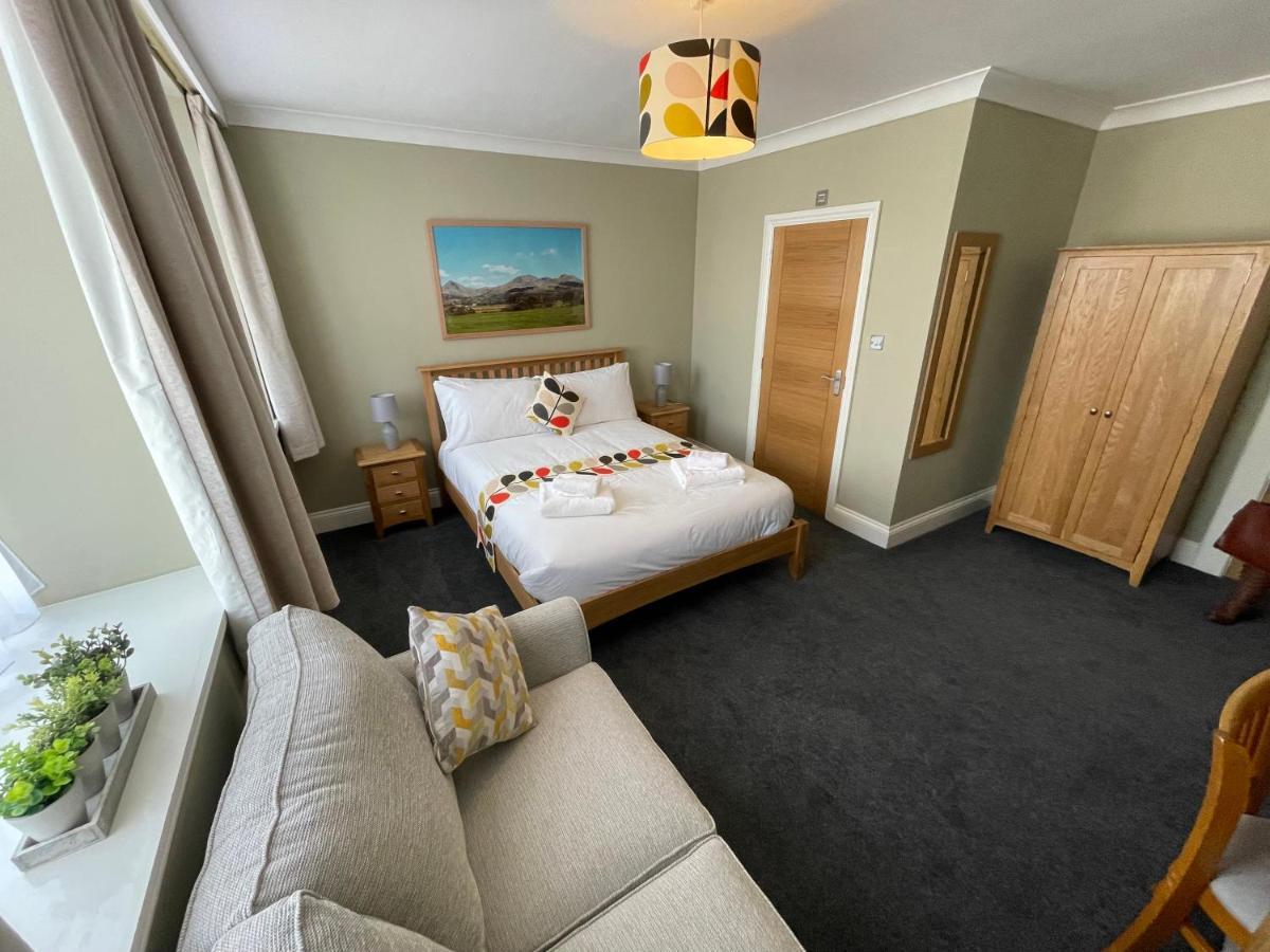 Y Griffin Hotel Penrhyndeudreath ภายนอก รูปภาพ