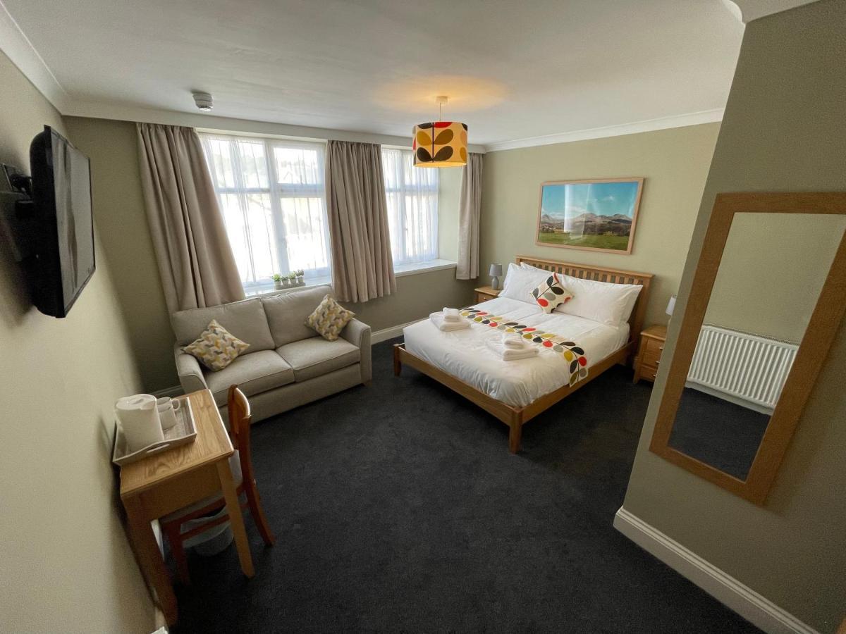 Y Griffin Hotel Penrhyndeudreath ภายนอก รูปภาพ