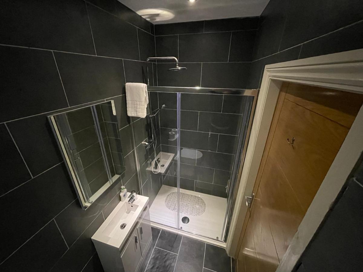 Y Griffin Hotel Penrhyndeudreath ภายนอก รูปภาพ