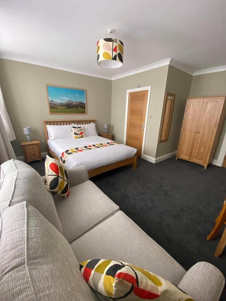 Y Griffin Hotel Penrhyndeudreath ภายนอก รูปภาพ