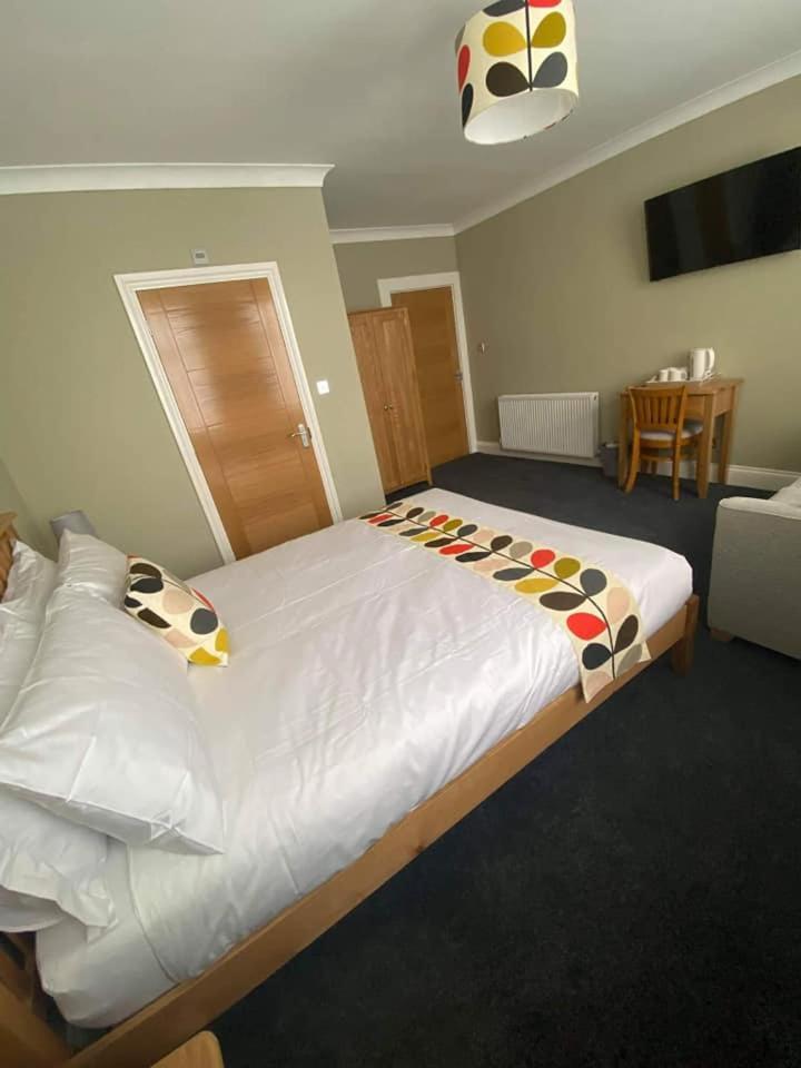 Y Griffin Hotel Penrhyndeudreath ภายนอก รูปภาพ