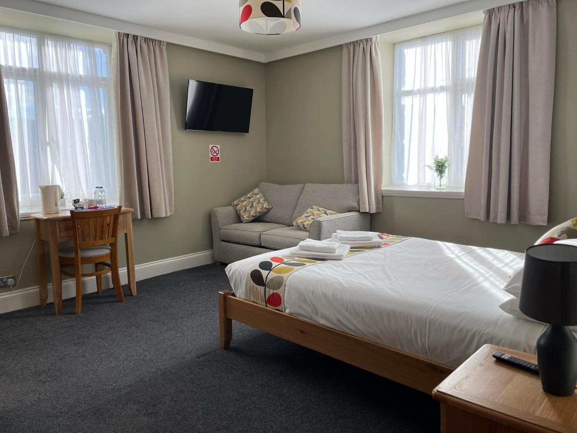 Y Griffin Hotel Penrhyndeudreath ภายนอก รูปภาพ