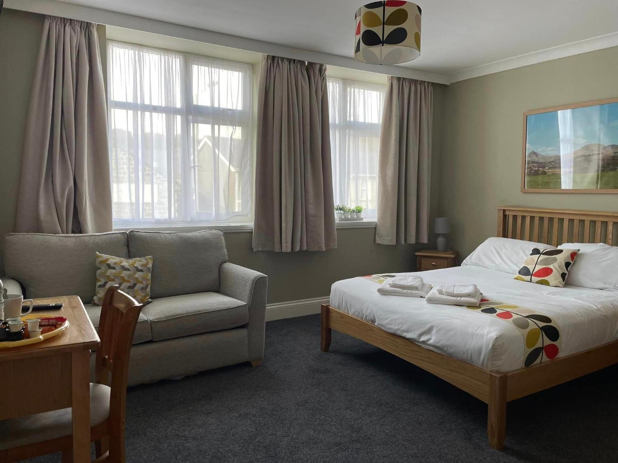 Y Griffin Hotel Penrhyndeudreath ภายนอก รูปภาพ
