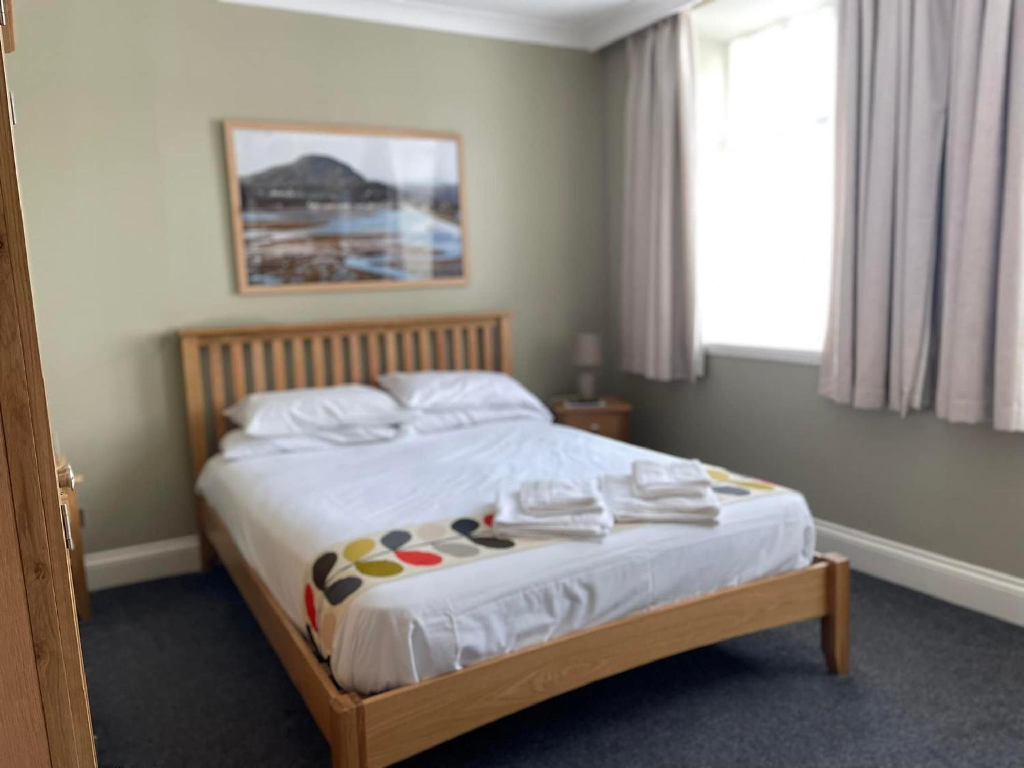 Y Griffin Hotel Penrhyndeudreath ภายนอก รูปภาพ