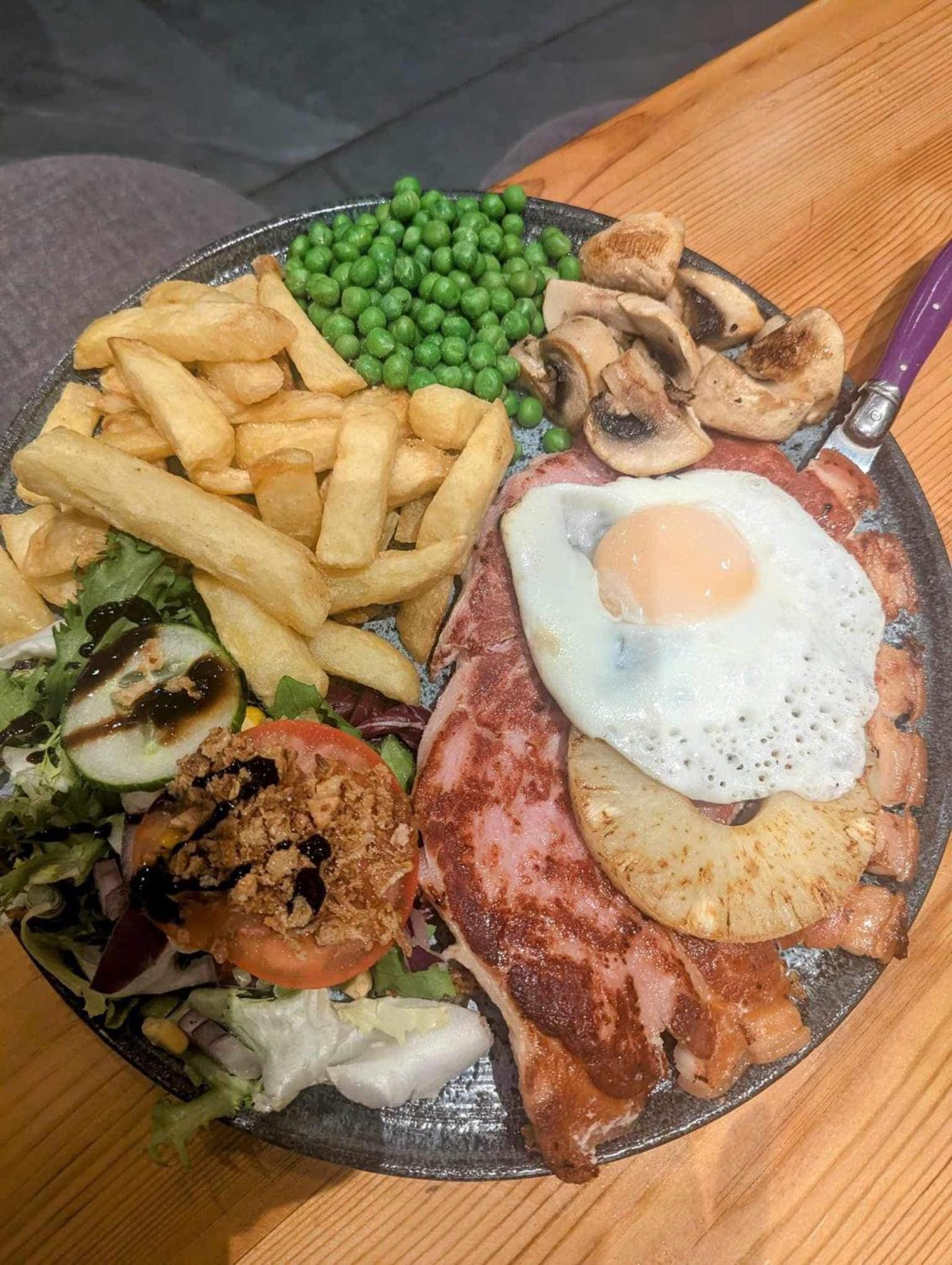 Y Griffin Hotel Penrhyndeudreath ภายนอก รูปภาพ
